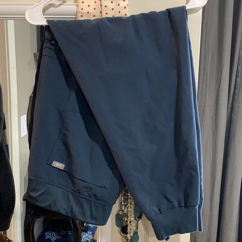 FIGS Women’s dark harbor jogger scrub pants